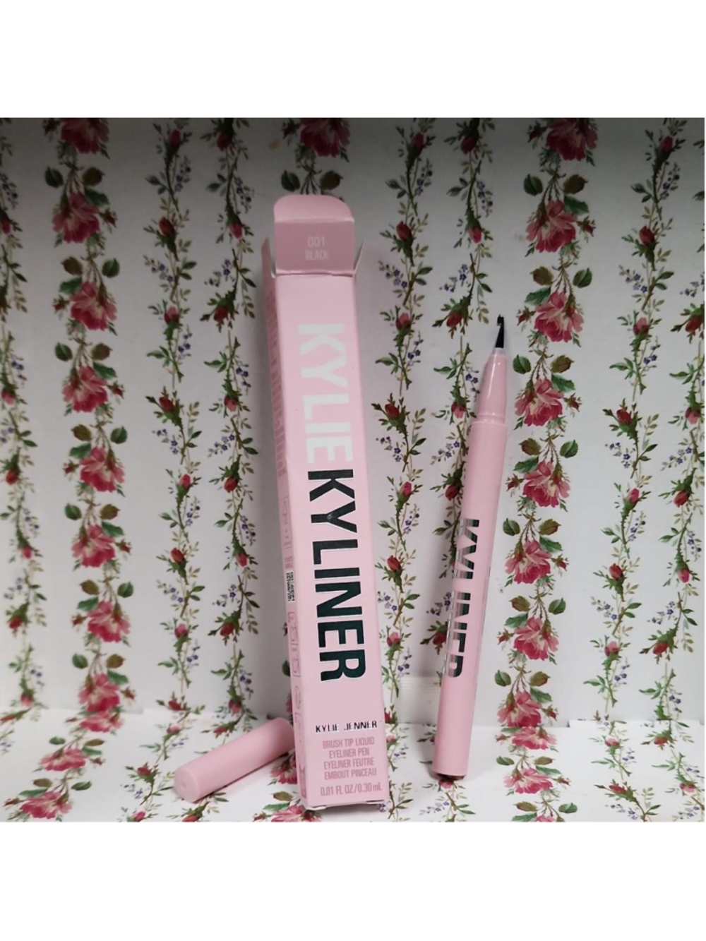 Kylie Jenner Liquid Eyeliner in Black
#kylie #eyeliner